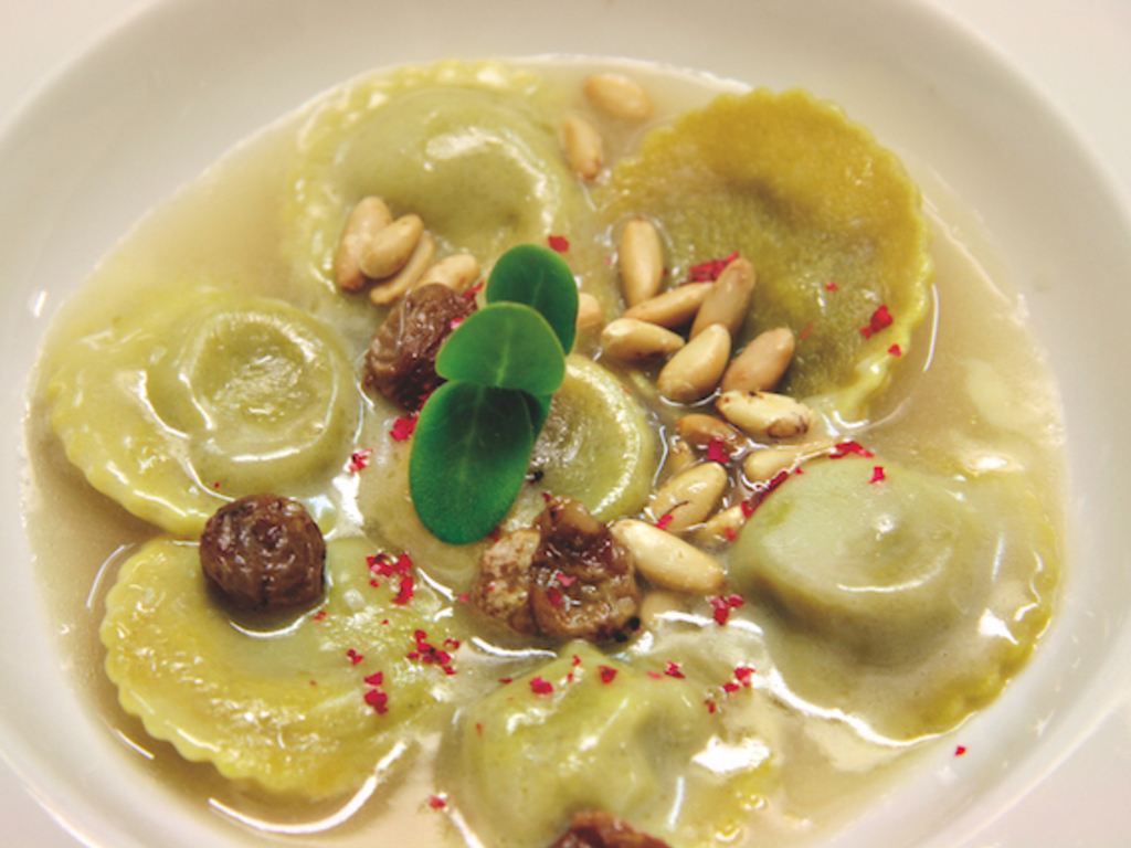 Ravioli farciti con scarola stufata, guazzetto vegetale , uvetta e pinoli