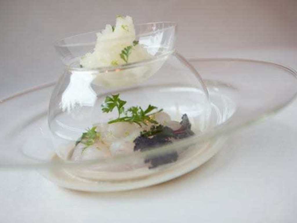 Carpaccio di branzino con crema di ostriche, granita di vodka lime