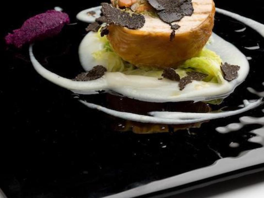 Faraona farcita con bottaggio leggero, fonduta di topinambur e tartufo nero invernale