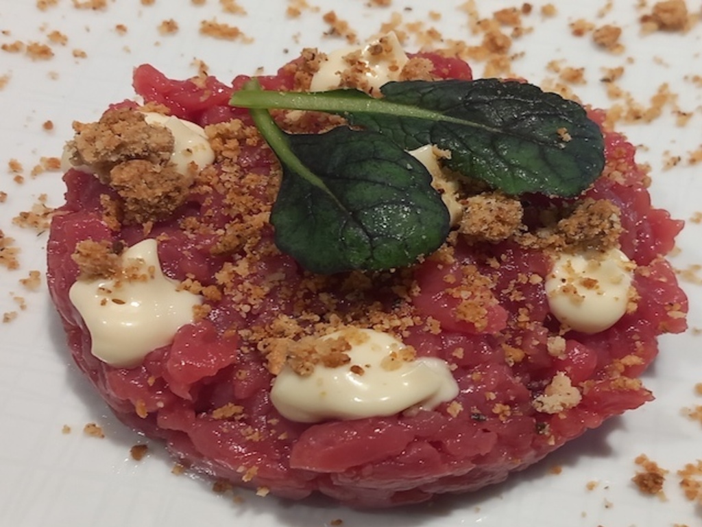 Battuta di Fassone con maionese delicata all’acciuga ,'crumble'  al Parmigiano e Tartufo Bianco d’Alba
