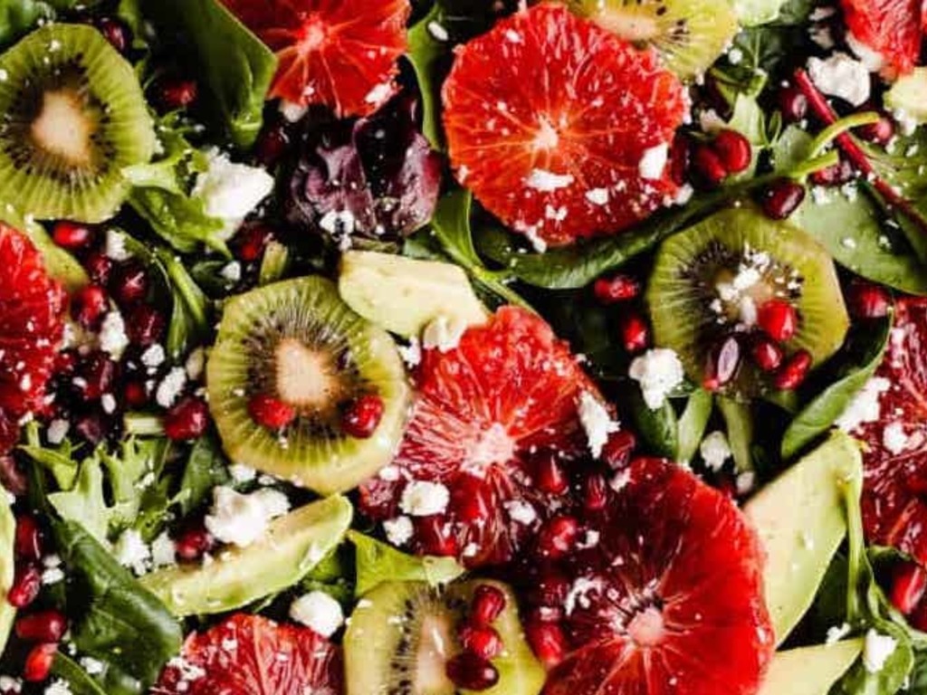 Insalata mista con kiwi, feta e arancio