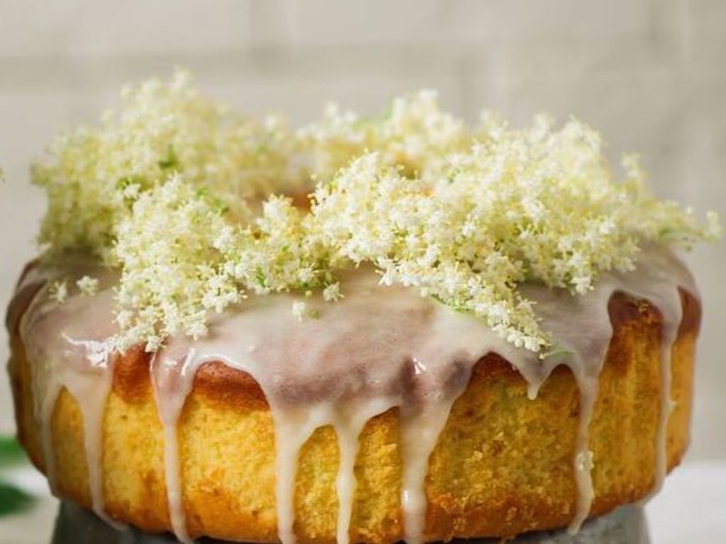 Torta ai fiori di sambuco