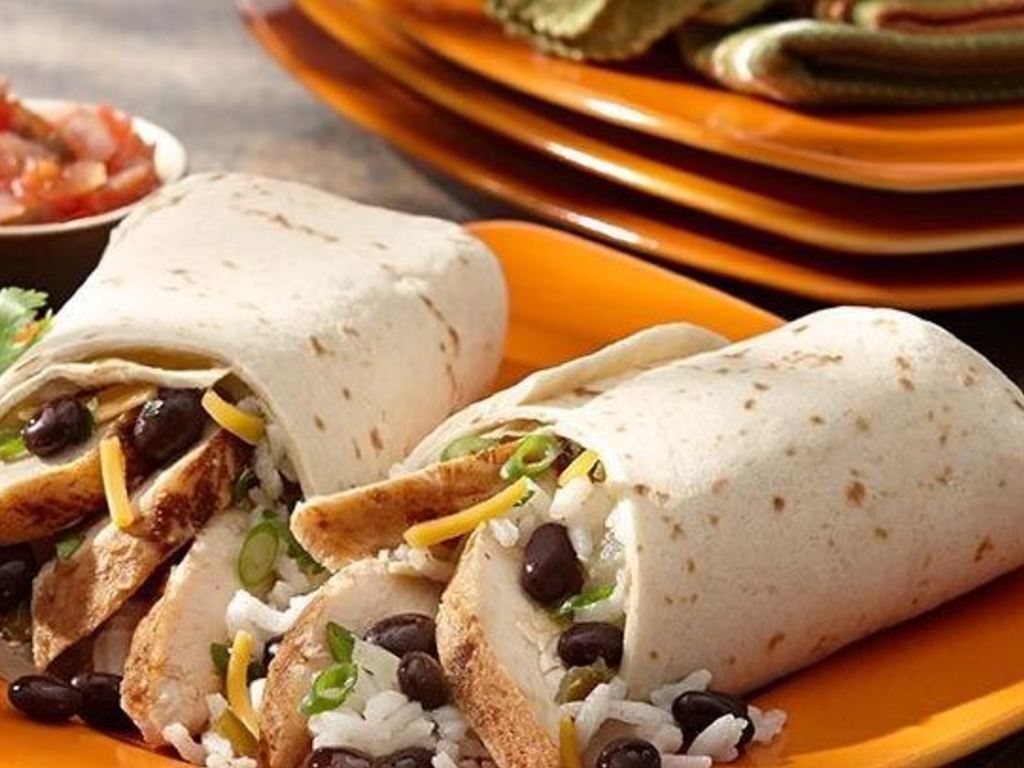 Burrito di carne di pollo, riso e fagioli neri