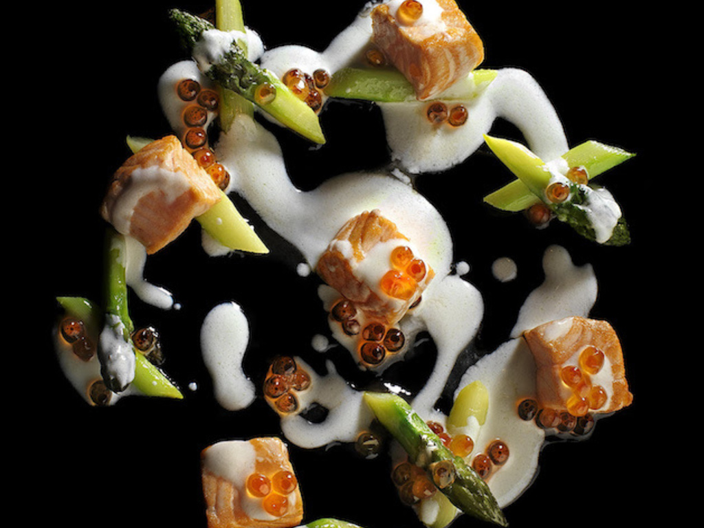 Dadolata di salmone con le sue uova, asparagi verdi e salsa allo yogurt