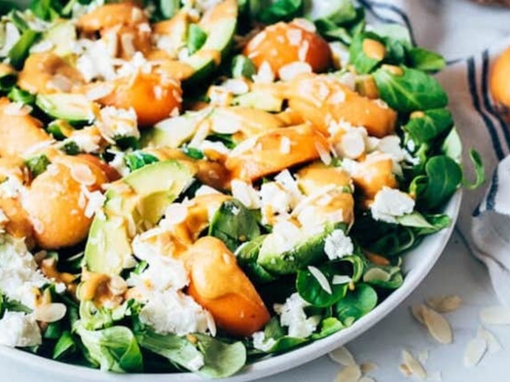 Insalata verde con avocado, nespole e caprino