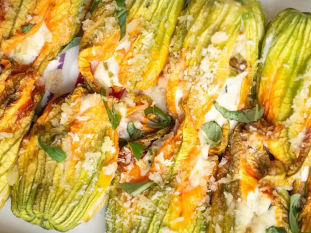 Fiori di zucca al forno con mozzarella