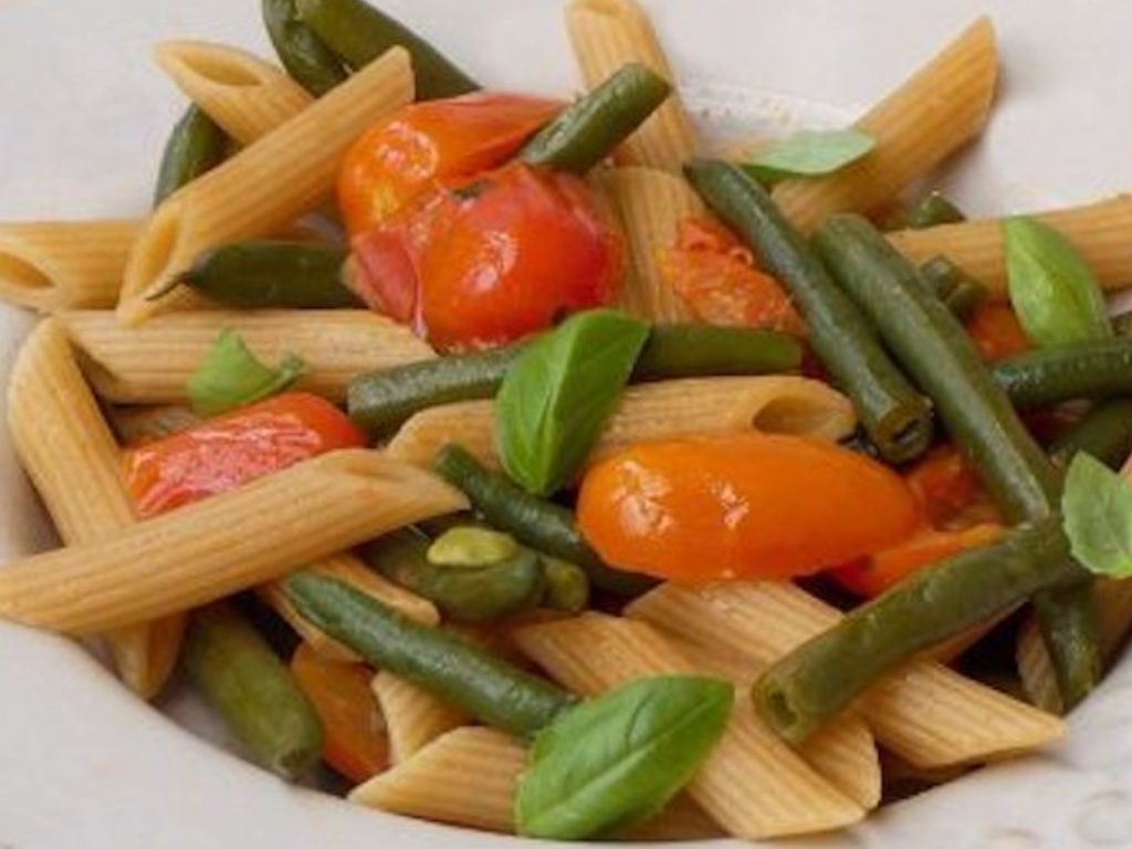 Insalata di penne di farro con pomodorini e fagiolini