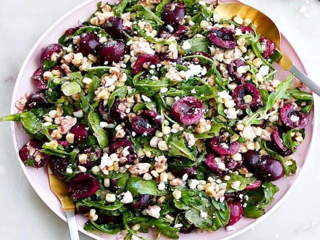 Insalata mista di rucola, ciliegie, caprino e noci