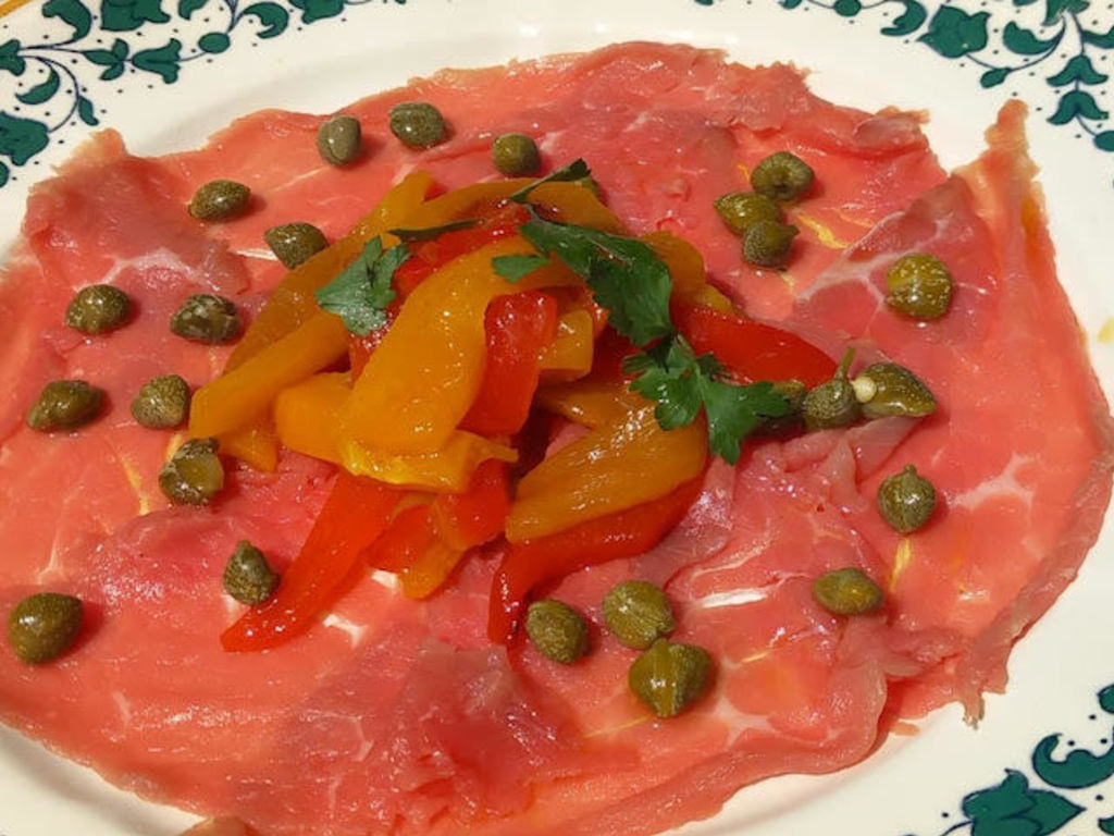 Carpaccio di manzo con peperoni e capperi 