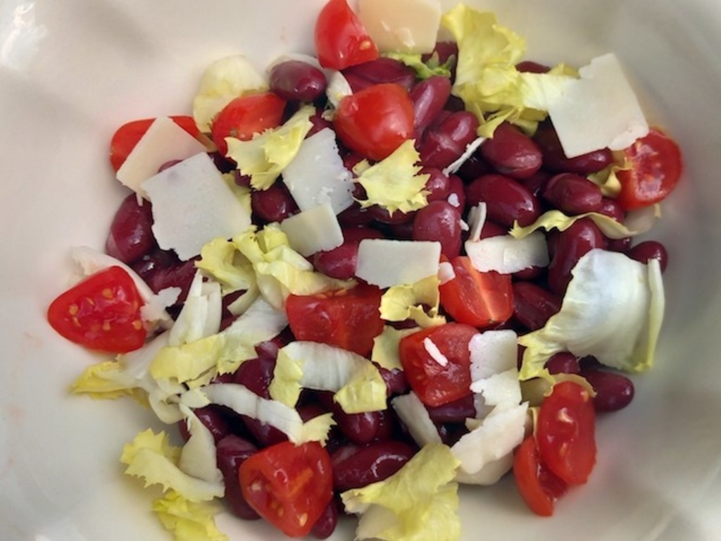Insalata di fagioli rossi, sedano, pomodoro e parmigiano a lamelle