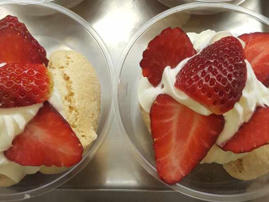 Meringhe con crema Chantilly e fragole