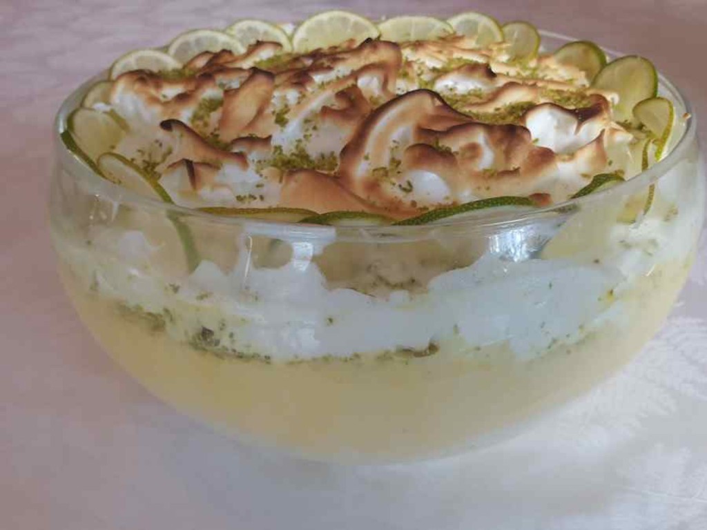 Mousse di limone e lime con meringa all' italiana.