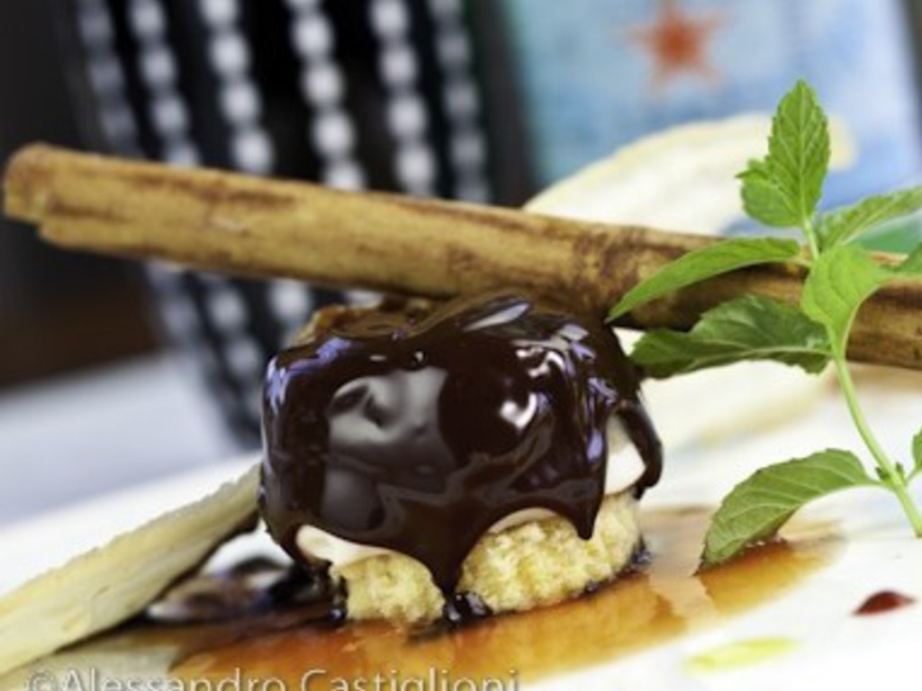 Parmigiana di Melanzane violetta con zuppa di pomodorini e cioccolato all' arancia
