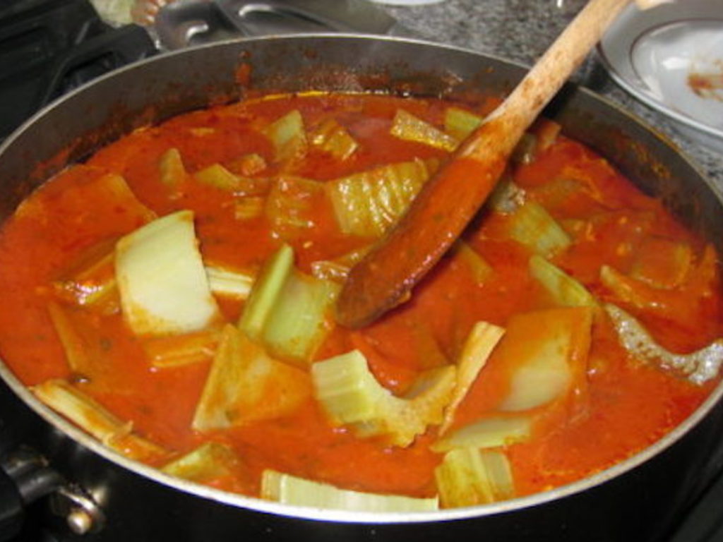 Cardi in umido al pomodoro