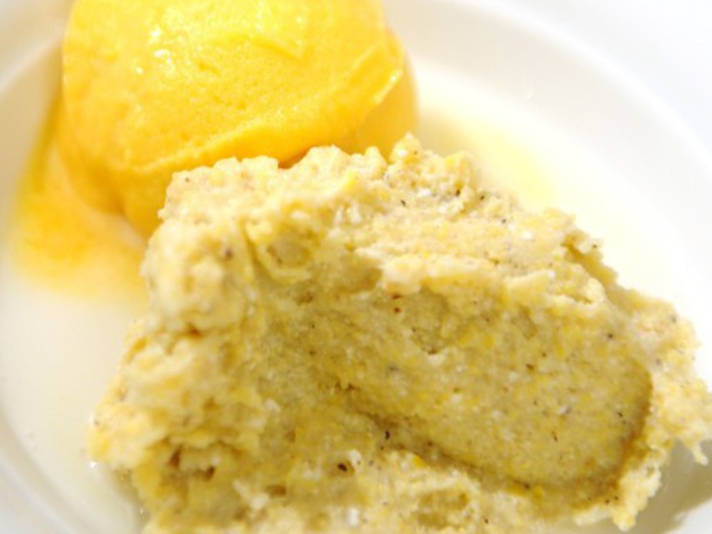 Polenta concia, con ricotta, latte di mandorla e mantecato ai fichi d' india