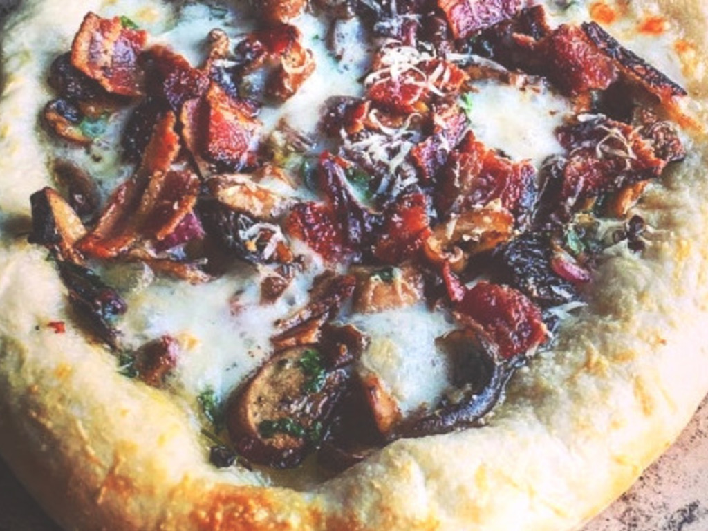 Pizza con funghi trifolati e pancetta croccante