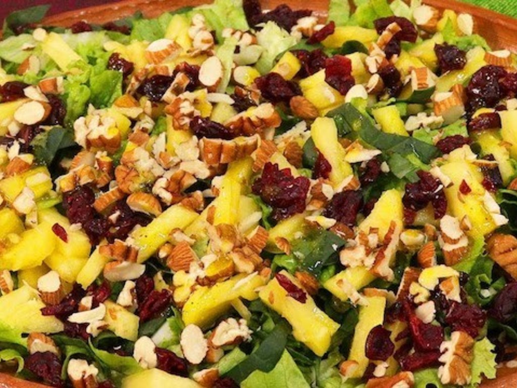 Insalata verde mista con ananas, mirtilli rossi, mandorle e noci