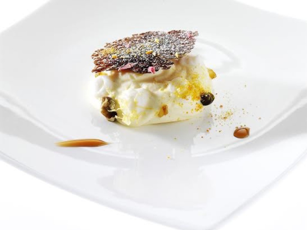 Tirami- sud: crema allo yoghurt e mascarpone, biscotto al caffé, ricotta al bergamotto e capperi di Pantelleria canditi al miele