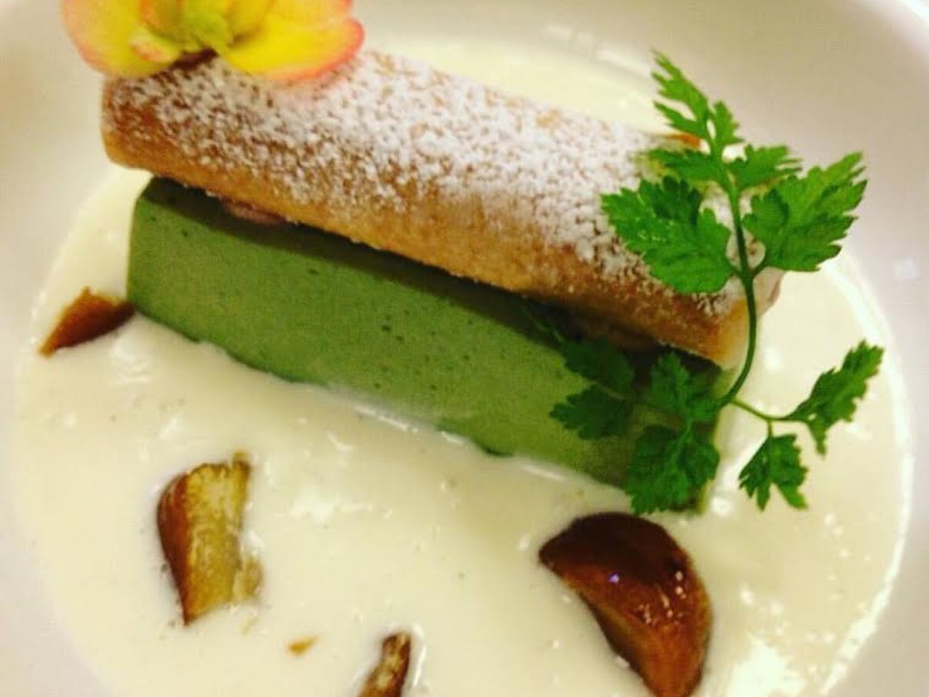 Zuppa alla vaniglia con mousse di the verde Matcha, cannoncini ripieni di castagna e melograno