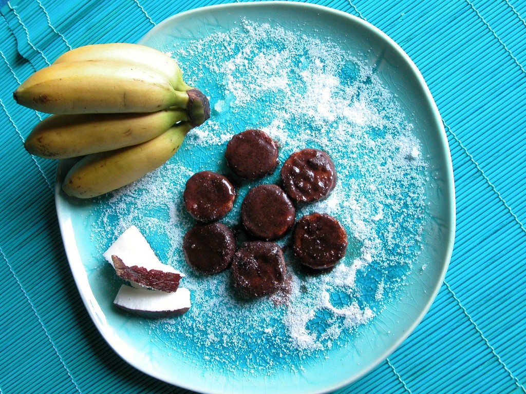 Bocconcini di banana ricoperta di cioccolato e cocco grattugiato