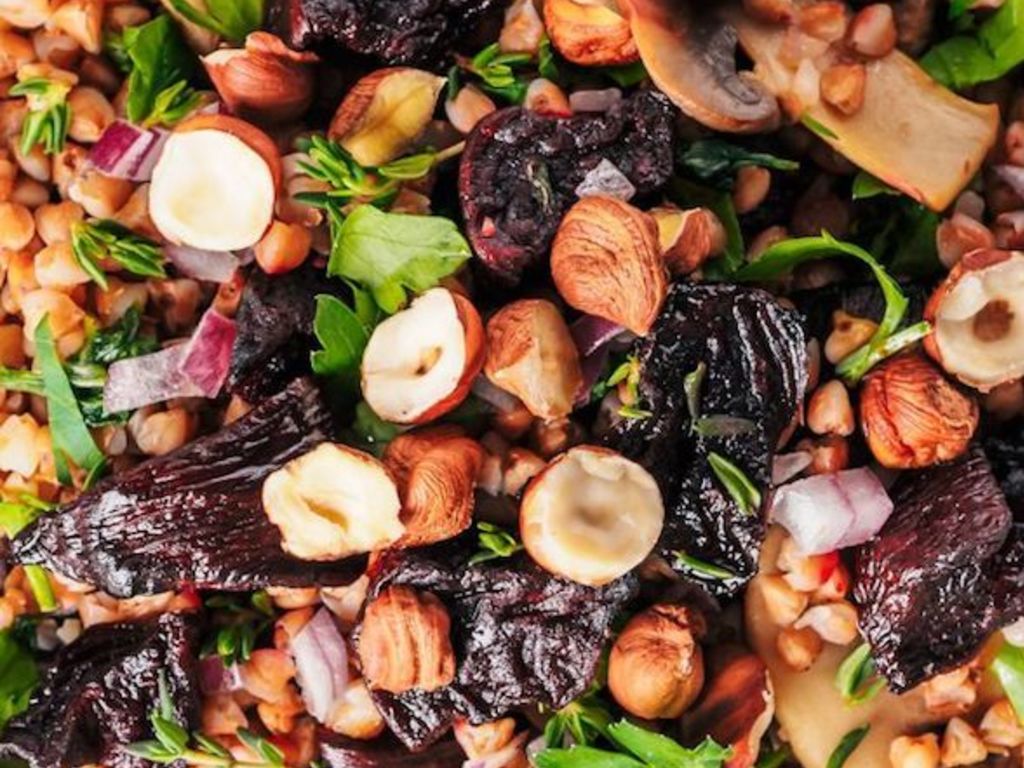 Insalata di grano saraceno, barbabietola e nocciole