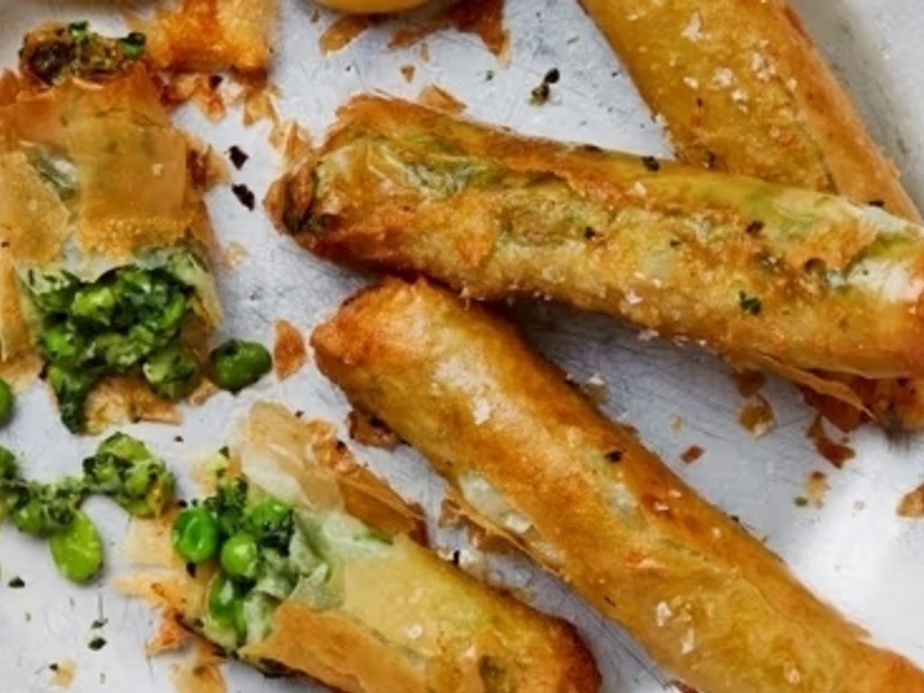 Involtini di pasta fillo con piselli e spinaci