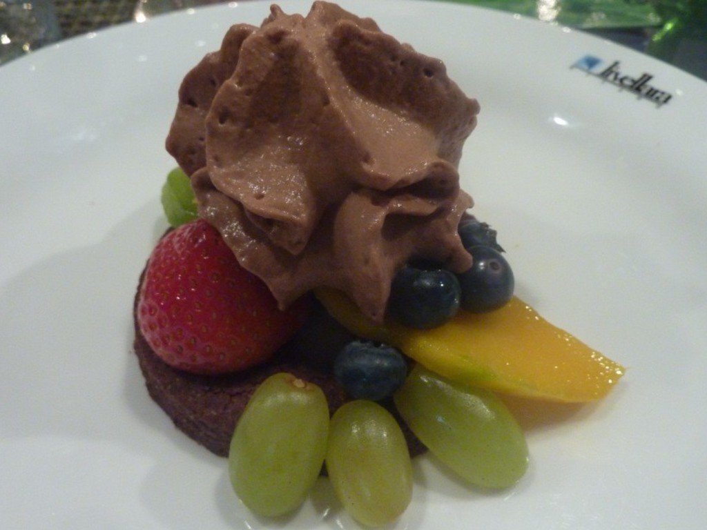 Cialda croccante di grano Khorasan Kamut con frutta e spuma al cioccolato speziato