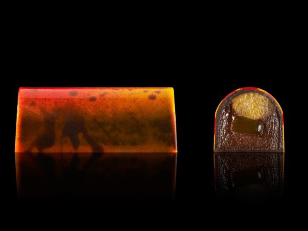 Cioccolatino con Mango ganache, gelatina di frutto della passione e pepe rosa