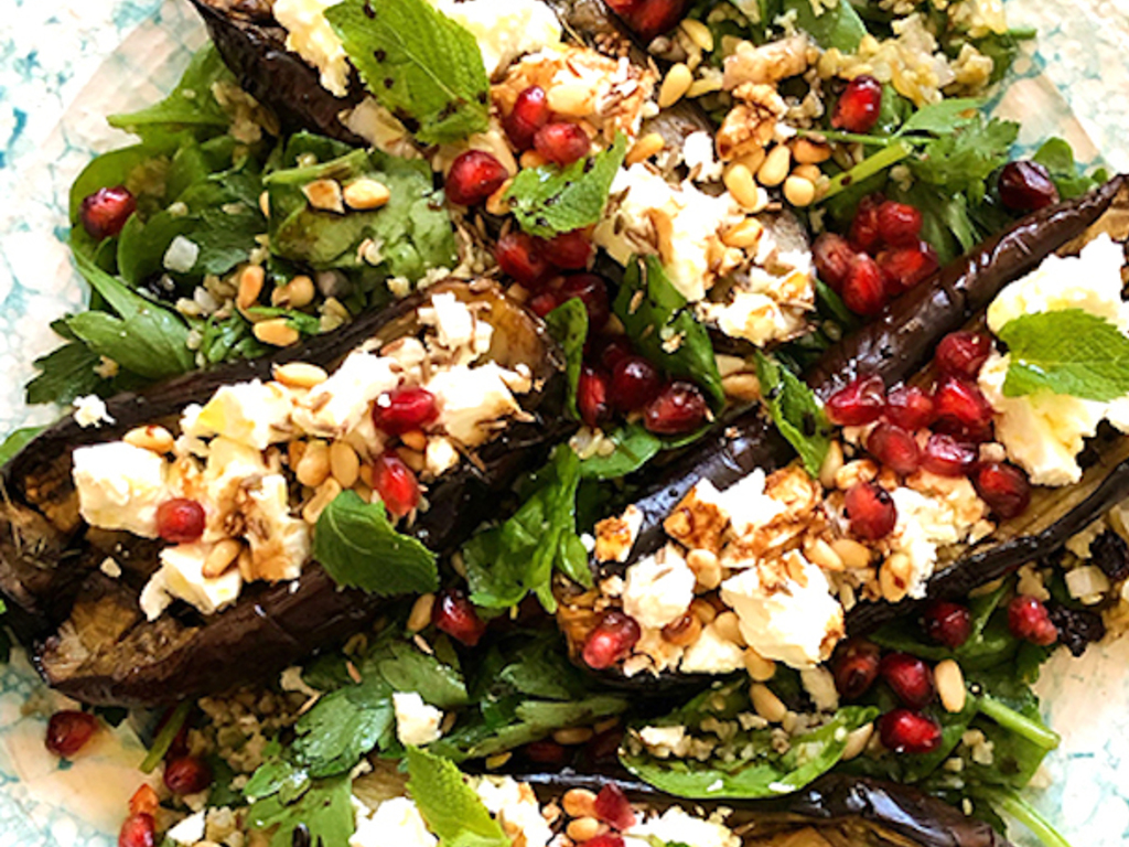 Melanzane grigliate con feta, pinoli e melograno