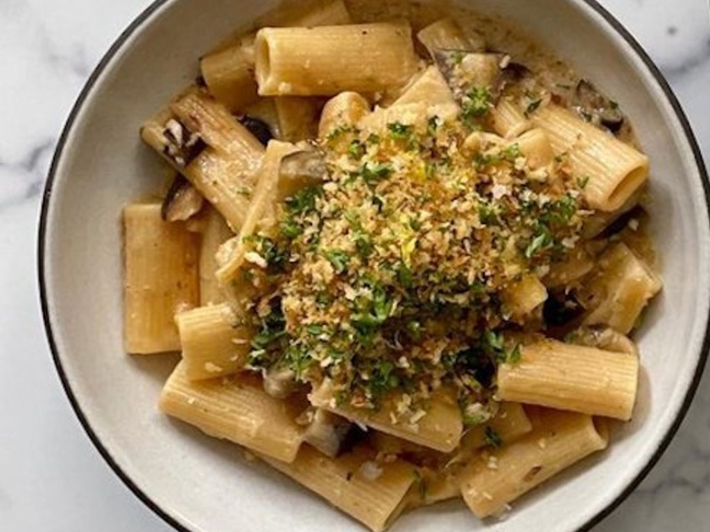 Pasta con melanzane, limone e pangrattato croccante