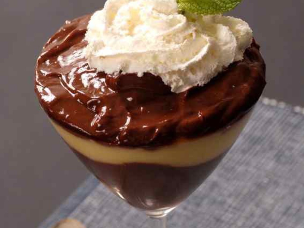 Coppette di cioccolato servito in diverse declinazioni, panna montata e dulce de leche.