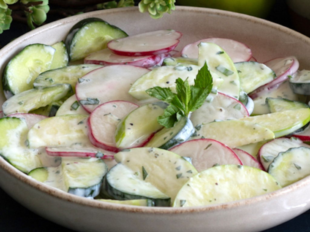 Insalata di cetrioli, mela verde e ravanello