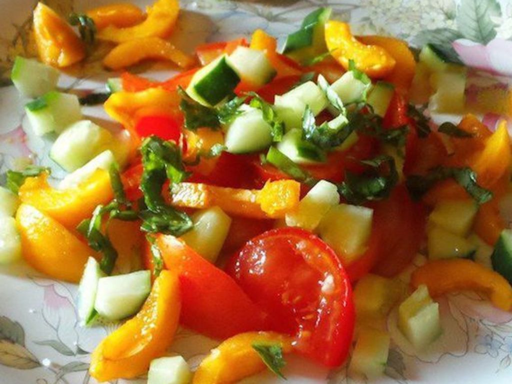 Insalata di pomodori, cetriolo e nespole