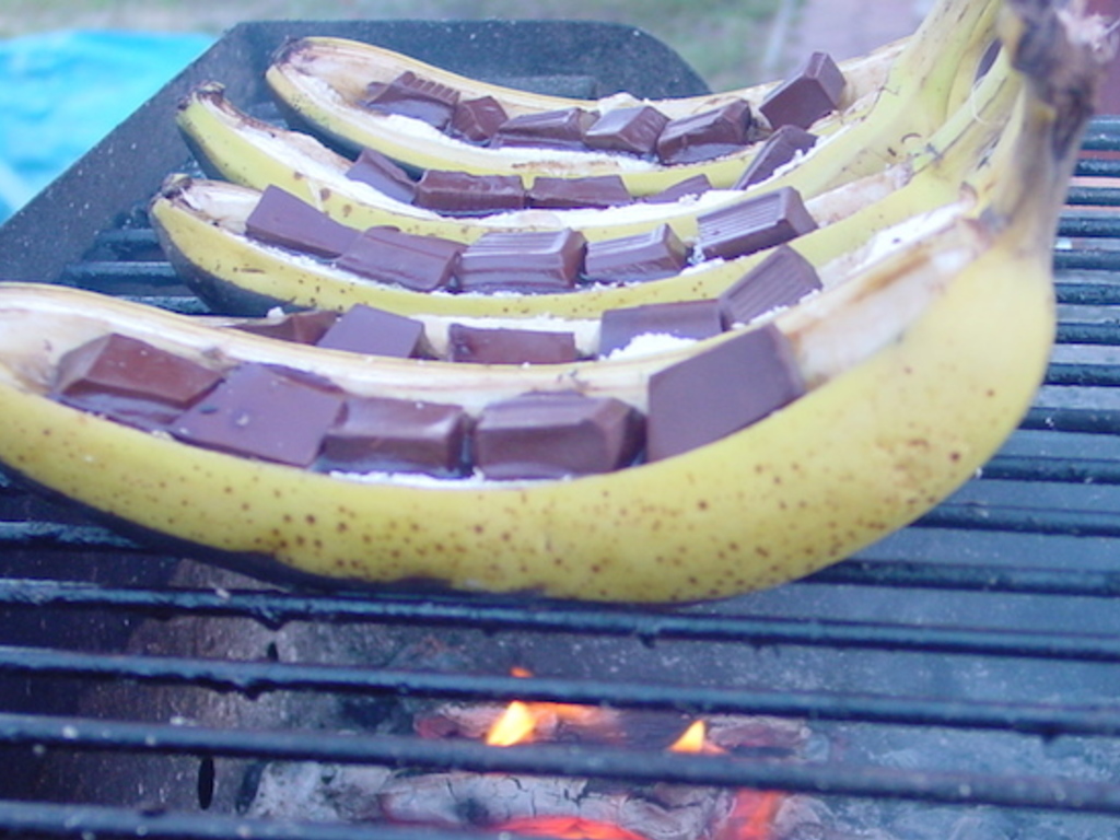 Banane BBQ con cioccolato e nocciole