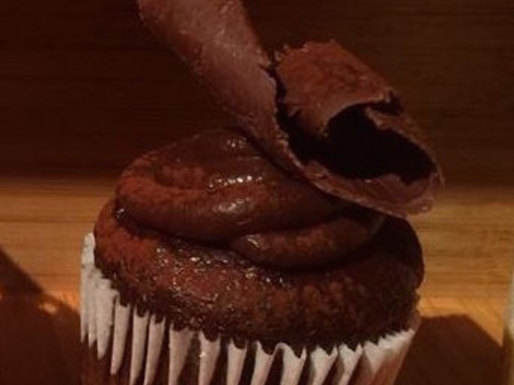 Cupcakes al cioccolato con topping di glassa di cioccolato e mandorle