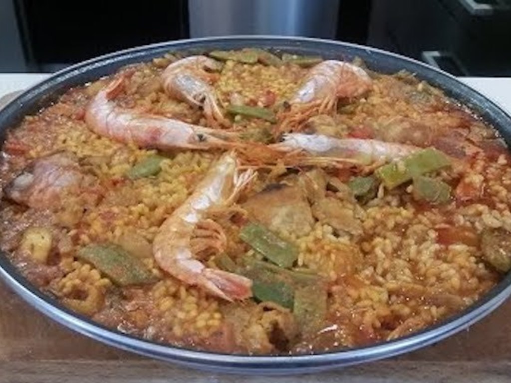 Paella di gamberoni, calamari e carciofi