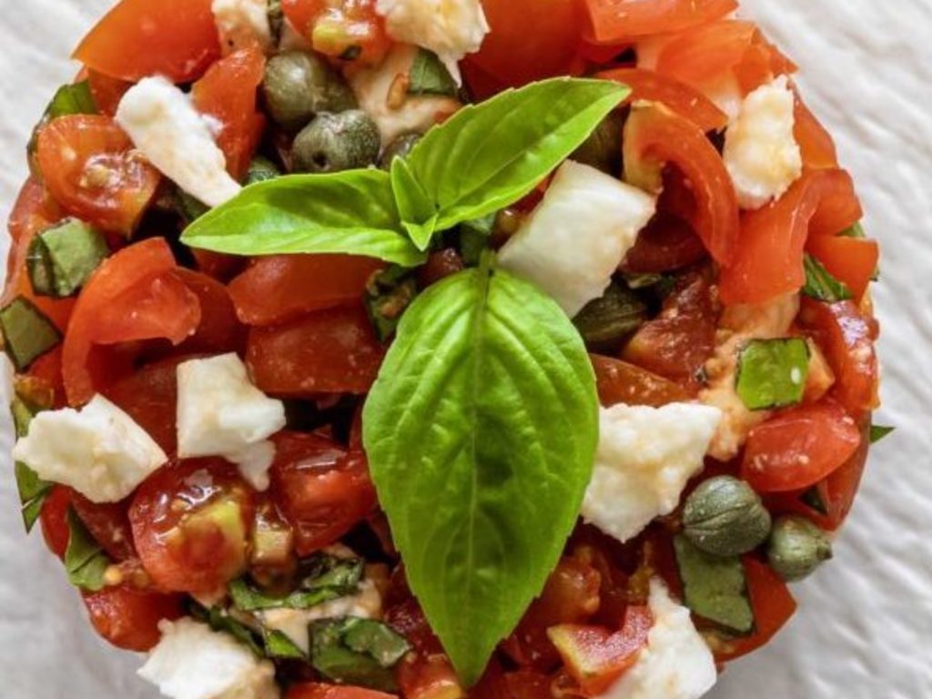 Tartare di mozzarella, pomodori, capperi e basilico
