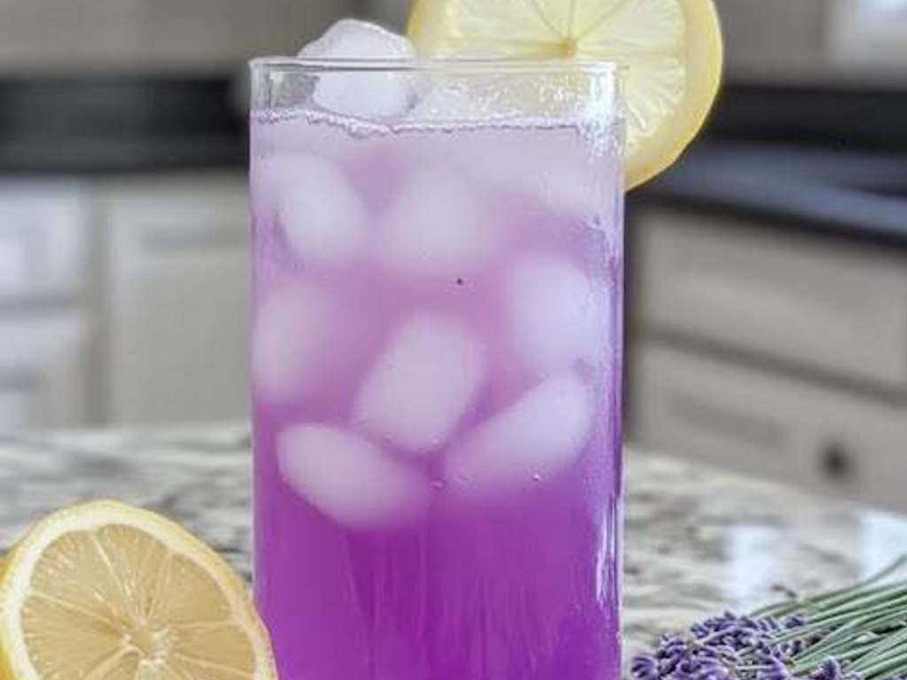 Mocktail alla lavanda e limone