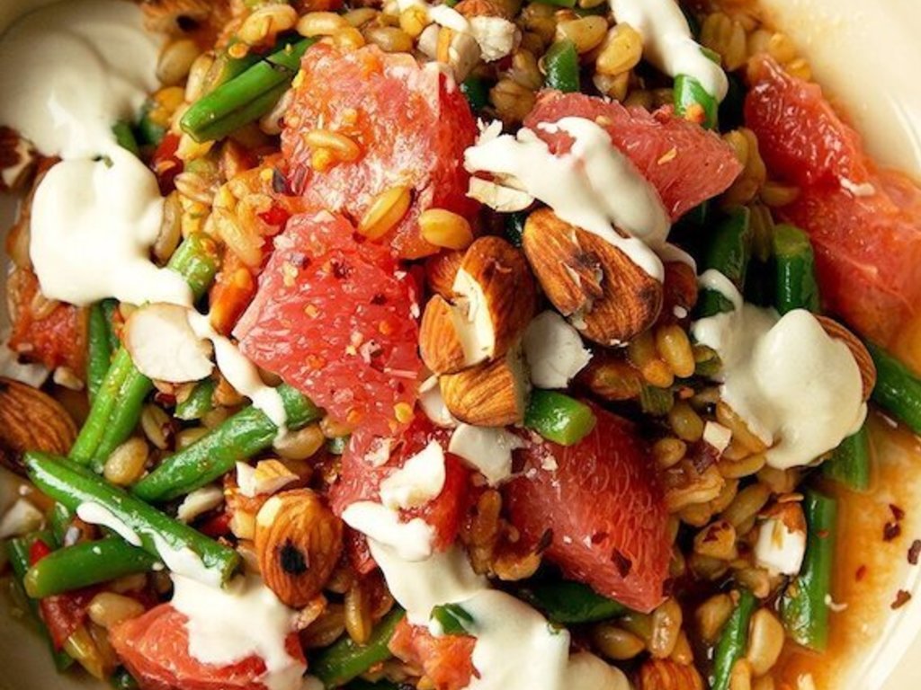 Insalata di grano Khorasan Kamut con fagiolini e pompelmo rosa