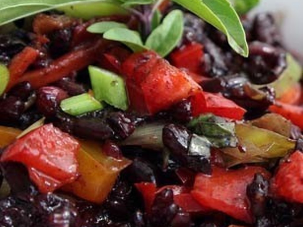 Insalata di riso Venere, melanzana, pomodori e peperoni