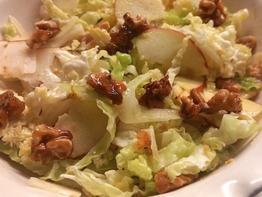Insalata di verza, pollo, finocchi, mela e noci caramellate
