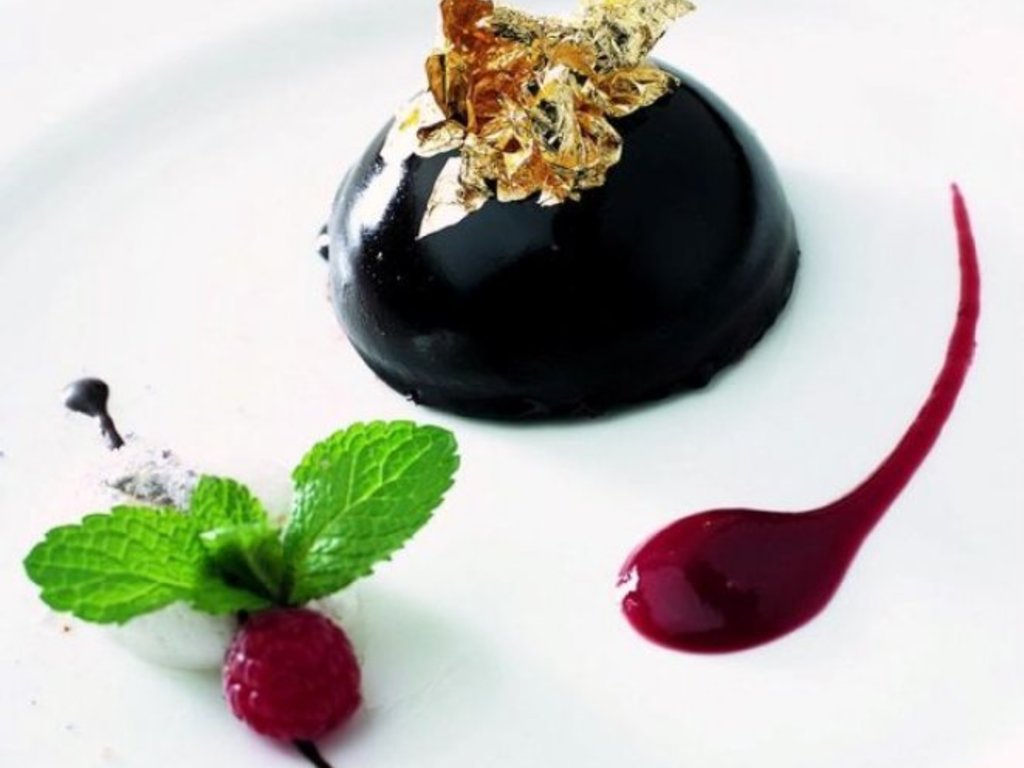 Dom di cioccolato con fragranza di lampone e peperoncino