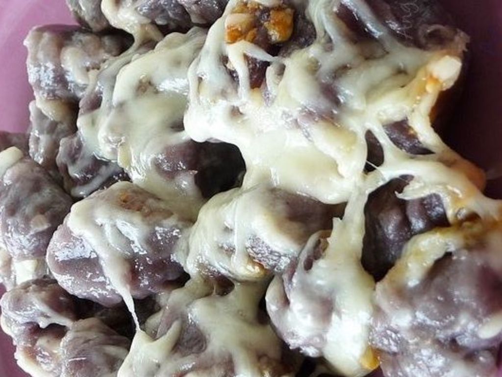 Gnocchi di patate viola con gorgonzola e noci