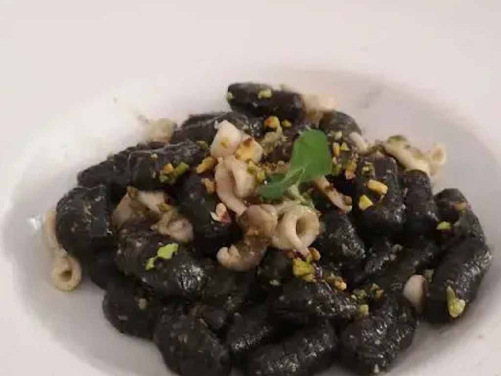 Gnocchi di patate al nero di seppia con sauté di calamaretti