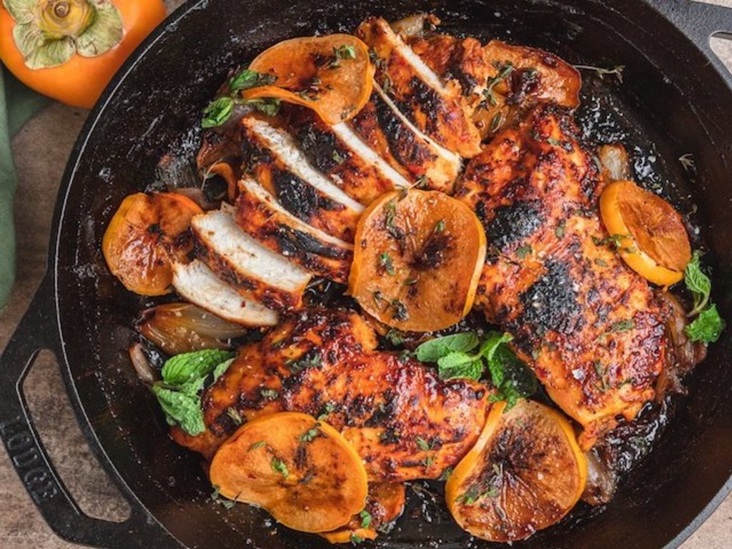 Petti di pollo alla marocchina con cachi e harissa