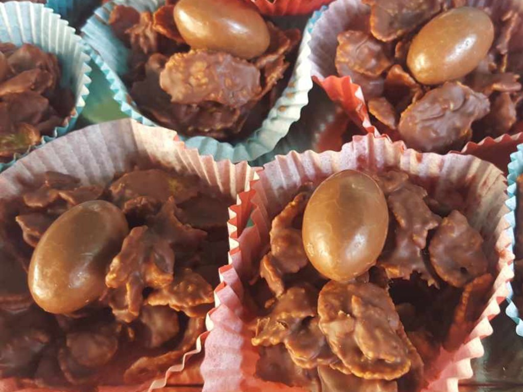Nidi di cornflakes al cioccolato