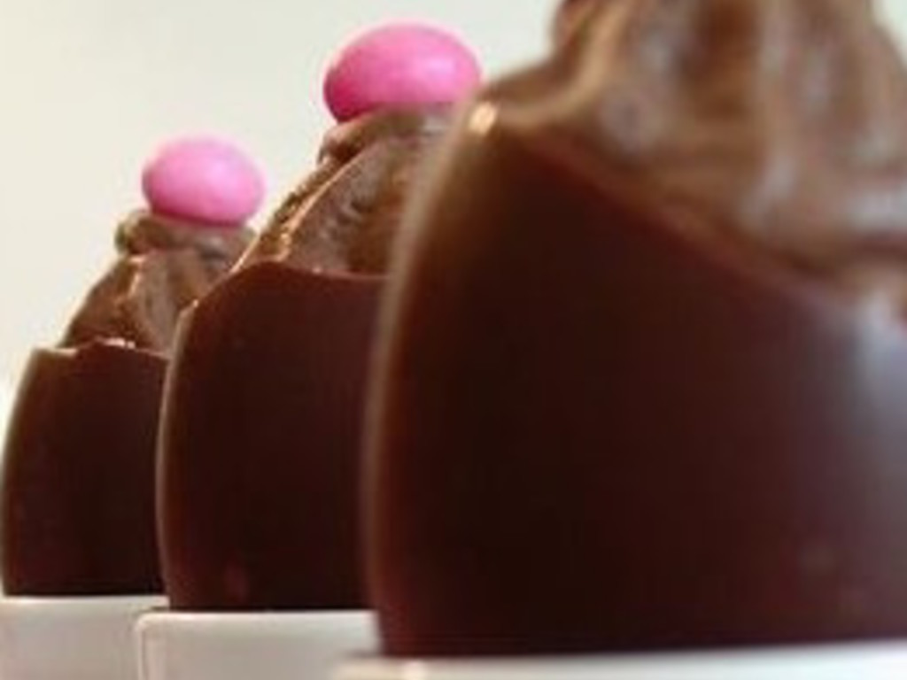 Ovette di cioccolato farcite di mousse di cioccolato