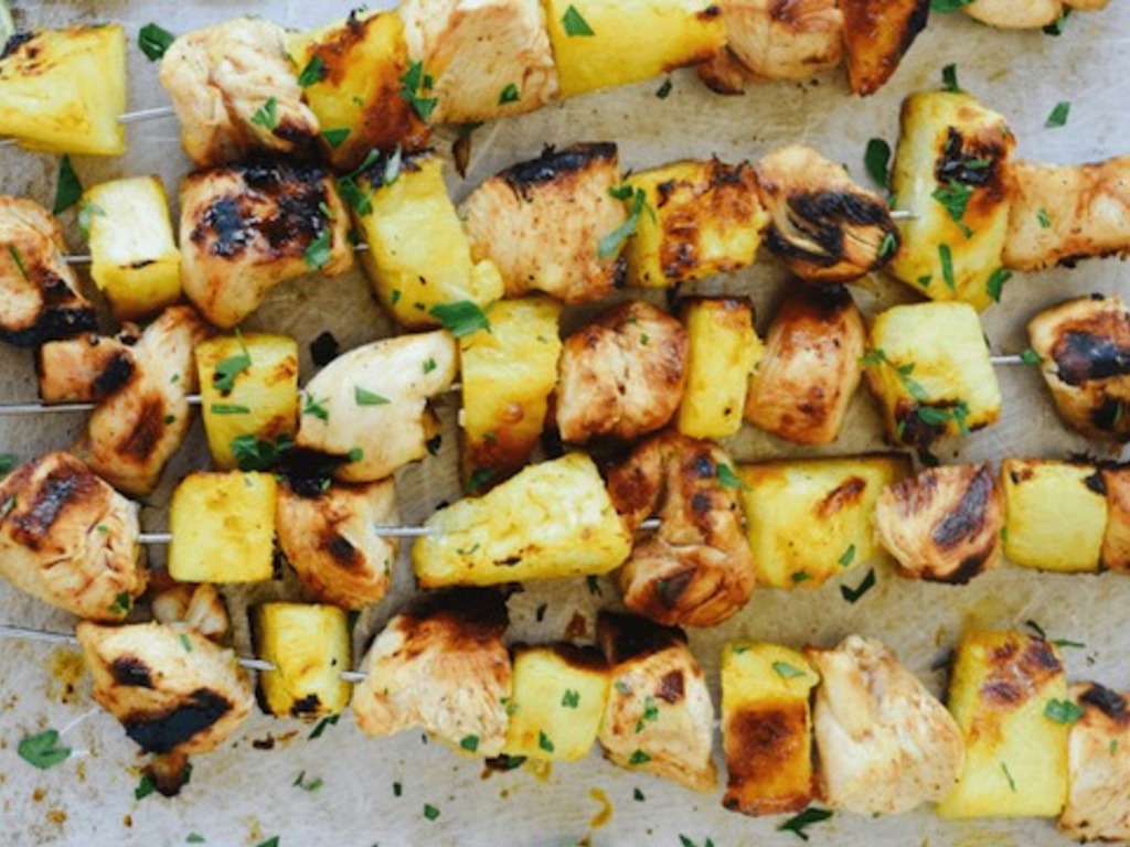 Spiedini di pollo e ananas