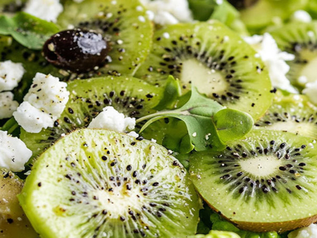 Insalata di kiwi, avocado e feta 