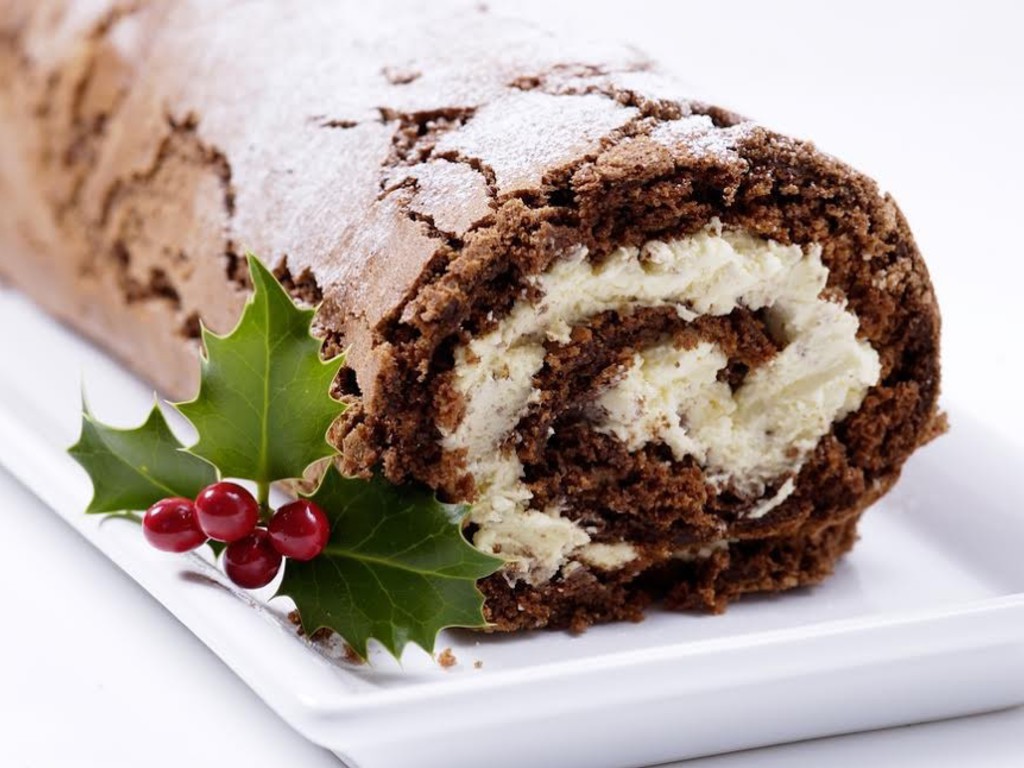 Rotolo di cioccolato farcito con panna montata e marron glacés